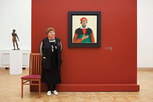 Người canh giữ tranh ở bảo tàng Nga doanhnhansaigon