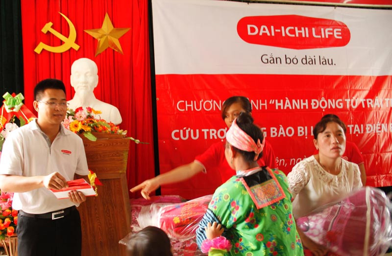 Dai-ichi Life Việt Nam tặng quà cho nạn nhân bị lũ lụt 
