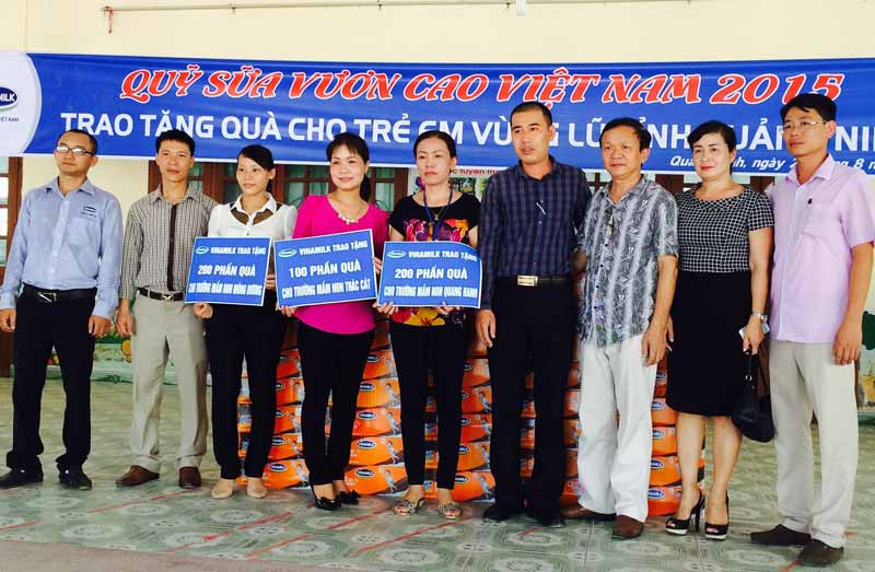 Vinamilk tặng 500 thùng sữa cho trẻ em Quảng Ninh