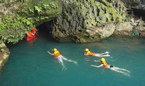 Du lịch mạo hiểm ở sông Chày – hang Tối doanhnhansaigon