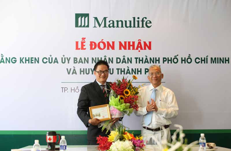 Manulife Việt Nam nhận bằng khen của UBND TP.HCM