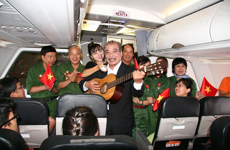 Hành khách Jestar Pacific giao lưu với cựu chiến binh trên chuyến bay ra Hà nội