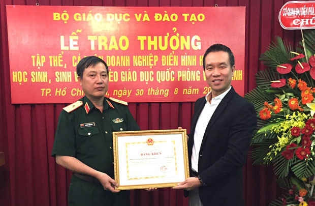 Bộ trưởng GD-ĐT tặng bằng khen cho FrieslandCampina Việt Nam 