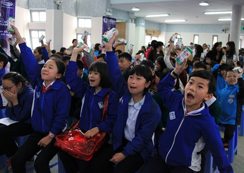 Quỹ sữa vinamilk đến với trẻ em Lâm Đồng doanhnhansaigon