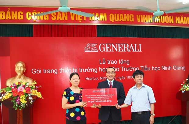 Generali Việt Nam trao tặng gói thiết bị trường học 