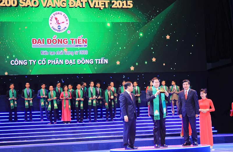 Đại Đồng Tiến nhận giải thưởng Sao Vàng Đất Việt 2015
