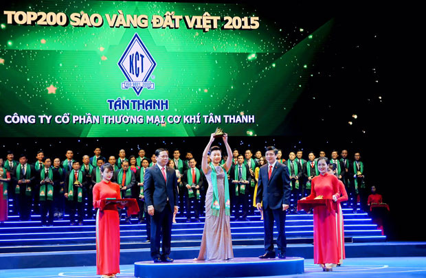 Tân Thanh nhận giải thưởng Sao Vàng Đất Việt 2015