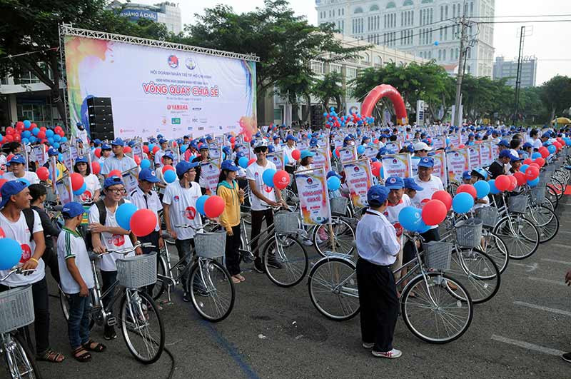 YBA-HCM tặng 321 xe đạp cho học sinh, sinh viên
