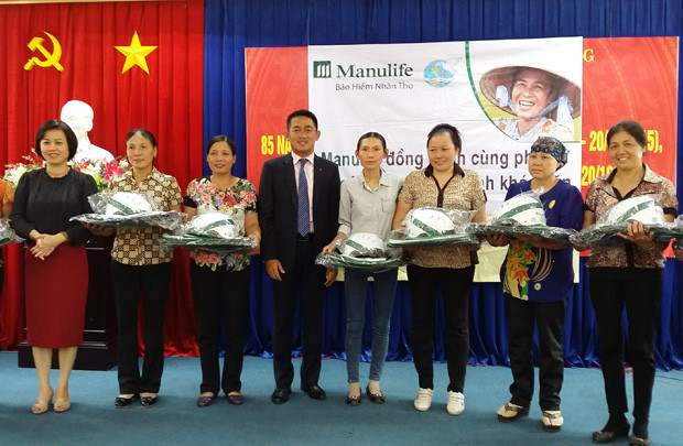 Manulife Việt Nam tặng 1.000 phần quà cho phụ nữ