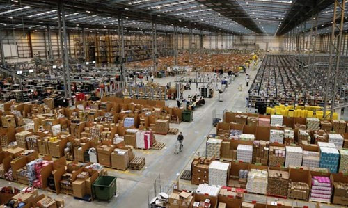 Khi mùa mua sắm trước Giáng Sinh tại Mỹ đang tới gần, hàng chục nghìn công nhân Amazon lại tất bật đóng gói cả triệu món đồ đã được khách hàng đặt mua doanhnhansaigon