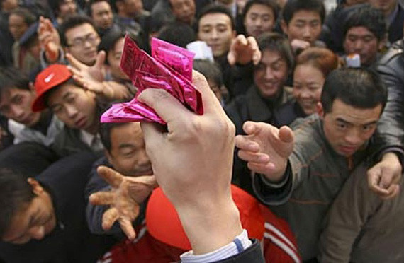 Trung Quốc bỏ chính sách một con: bao cao su lo - tã giấy mừng