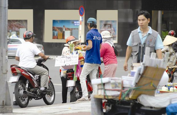 Người Việt với kinh tế vỉa hè và văn minh xe máy