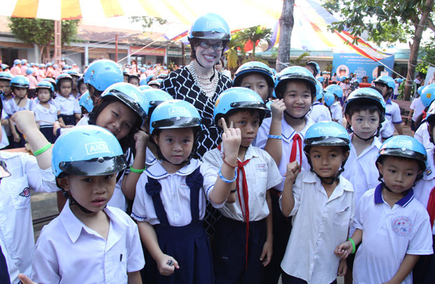 AIG trao tặng 820 mũ bảo hiểm cho học sinh và giáo viên