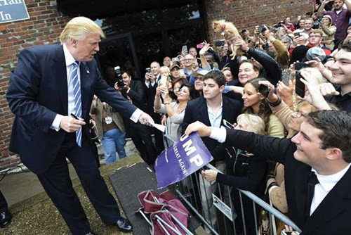 Donald Trump ký tặng những người hâm mộ trẻ doanhnhansaigon