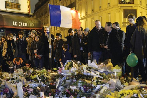 Người dân Paris đặt hoa tưởng niệm các nạn nhân khủng bố doanhnhansaigon