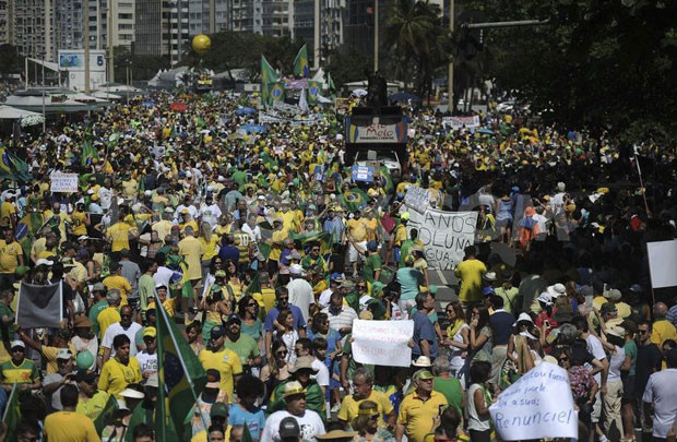 Fitch hạ mức tín nhiệm Brazil vì suy thoái kinh tế trầm trọng
