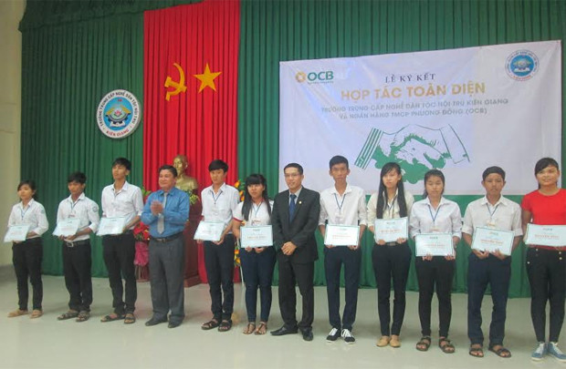 OCB trao học bổng cho sinh viên dân tộc Kiên Giang