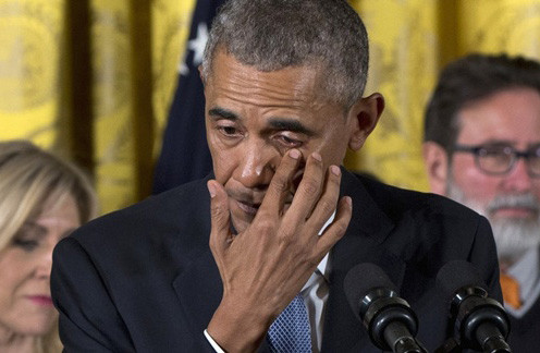 Obama khóc vì không kiểm soát được bạo lực súng đạn 