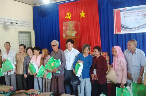 Tặng quà Tết cho dân nghèo Tiền Giang