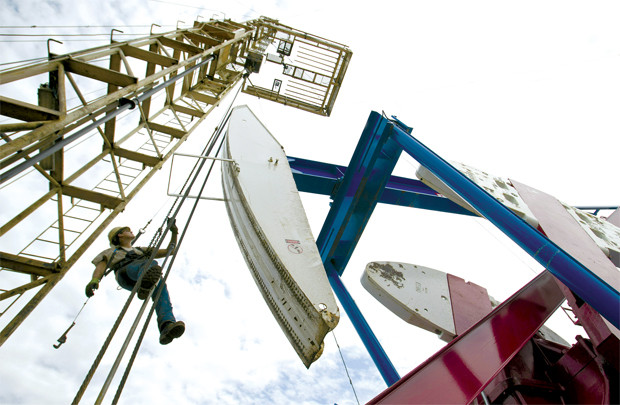 Giá dầu sụt giảm: Dao hai lưỡi