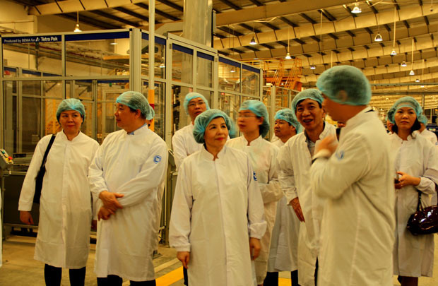 Tham tán thương mại, công sứ Việt Nam tại các nước thăm nhà máy sữa Vinamilk