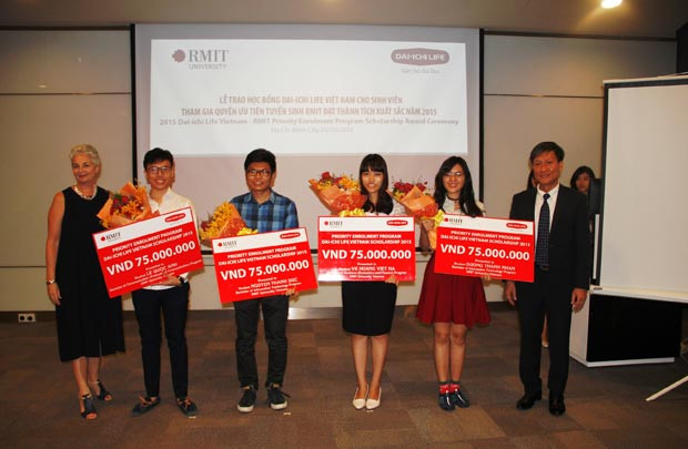 Dai-ichi Life Việt Nam trao học bổng cho sinh viên RMIT