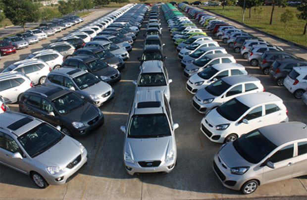 Doanh số bán ô tô giảm 49% trong tháng 2/2016