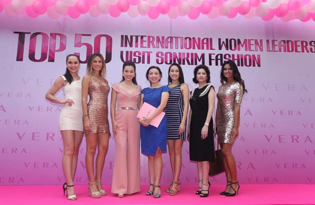 50 nữ lãnh đạo quốc tế tham quan công ty Sơn Kim