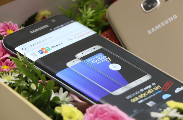 “Mỹ Nhân Ngư” xuống nước tìm Galaxy S7 tại FPT Shop