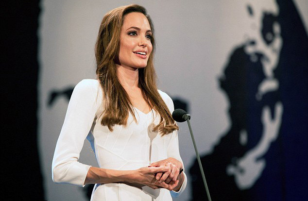 Angelina Jolie trở thành giáo sư trường đại học hàng đầu nước Anh