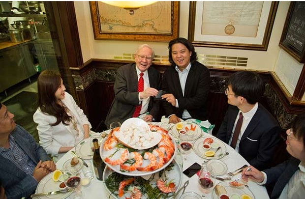Trả 3,46 triệu USD để được ăn trưa với Warren Buffett