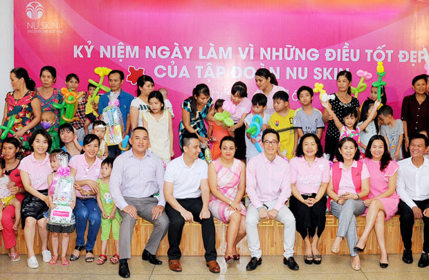 Nu Skin Việt Nam trao 100 phần quà cho Bệnh viện Nhi Đồng II