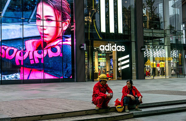 Trung Quốc: Nike và Adidas ăn nên làm ra nhờ... chống tham nhũng