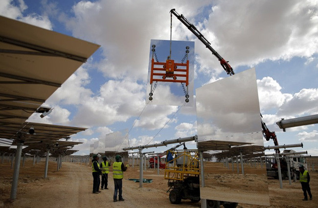 Israel xây tháp năng lượng mặt trời cao nhất thế giới giữa sa mạc