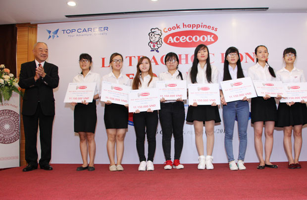 Acecook Việt Nam trao học bổng cho sinh viên