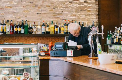 Ông già bán bia lạnh giá rẻ thành danh tại Milan