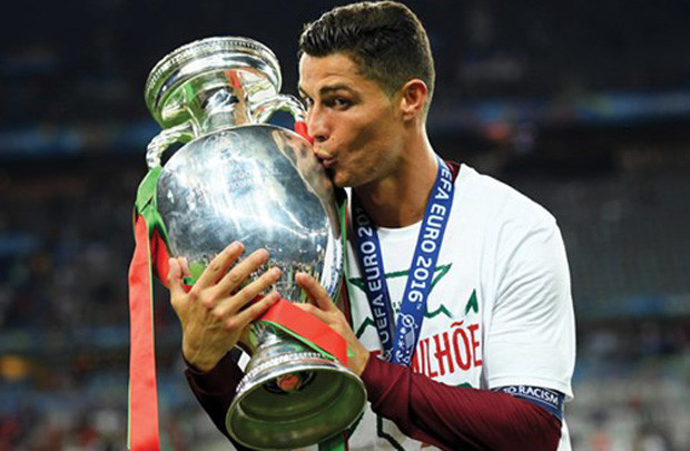 EURO 2016: Ronaldo không đá, vẫn ngập tràn vinh quang