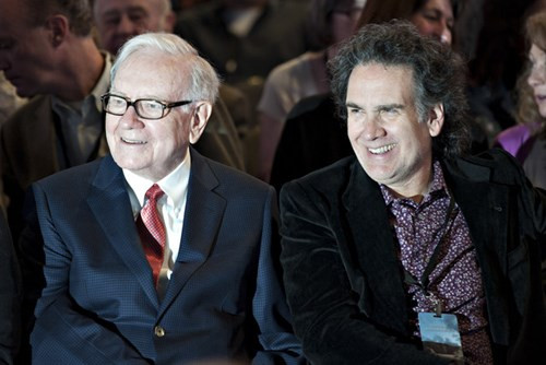 Tỷ phú Warren Buffett và con trai út - nhạc sĩ Peter Buffett doanhnhansaigon