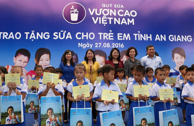 Vinamilk tặng 111.000 ly sữa cho trẻ em An Giang