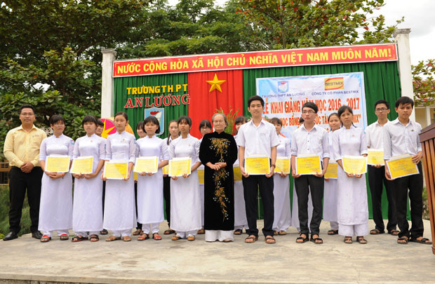 Quỹ học bổng Bestmix trao 36 suất học bổng tại Bình Định