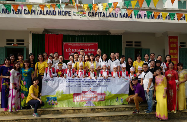 500 học sinh CapitaLand Hope Schools nhận cặp mới