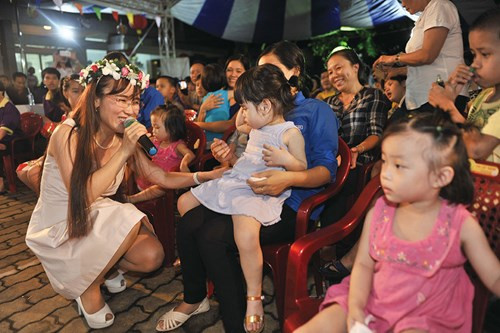 Tổng giám đốc Vietjet mang trung thu đầm ấm đến trẻ em tàn tật, mồ côi doanhnhansaigon