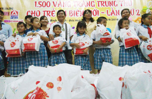 Mondelez Kinh Đô tặng 1.500 phần quà cho trẻ em nghèo