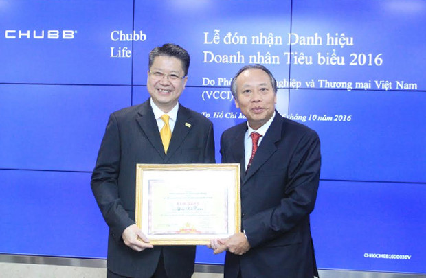 Đại diện Chubb Life Việt Nam nhận danh hiệu Doanh nhân Tiêu biểu 2016