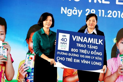 Vinamilk trao sữa tại Vĩnh Long doanhnhansaigon