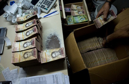 Người Venezuela không để vừa tiền vào ví vì quá nhiều