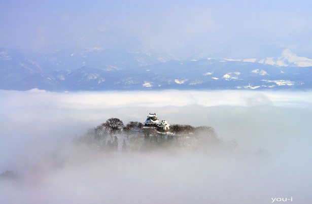 Tòa lâu đài trên mây mỗi năm chỉ nhìn thấy 10 lần tại Nhật Bản
