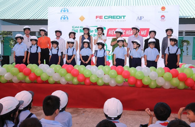 FE CREDIT trao tặng hơn 1.000 mũ bảo hiểm đạt chuẩn cho trẻ em
