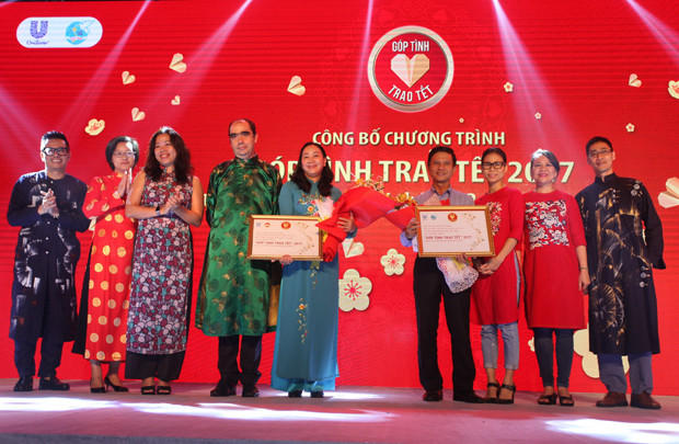 Unilever trao 10.000 phần quà Tết cho các gia đình Việt