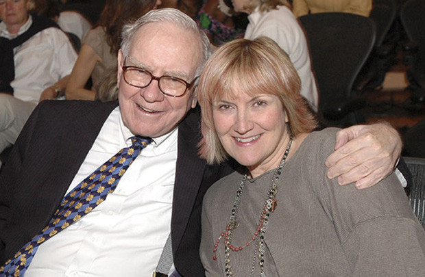 Con gái Warren Buffett 20 tuổi vẫn không biết cha là tỷ phú